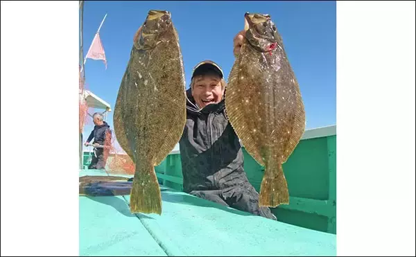 「船でのイワシ泳がせ釣りでヒラメ8尾にマゴチ3尾と快釣【茨城・かもめ丸】」の画像