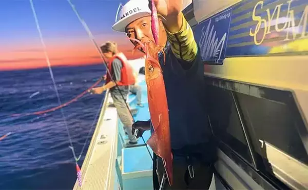 「【これでも渋い？】イカメタル釣行で大型交じりにアカイカが連発（金沢・双雄丸）」の画像