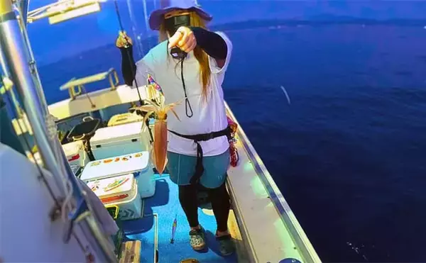 「【これでも渋い？】イカメタル釣行で大型交じりにアカイカが連発（金沢・双雄丸）」の画像