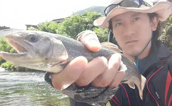 「山梨・桂川での渓流エサ釣りで尺イワナに尺ニジマス手中に満足」の画像