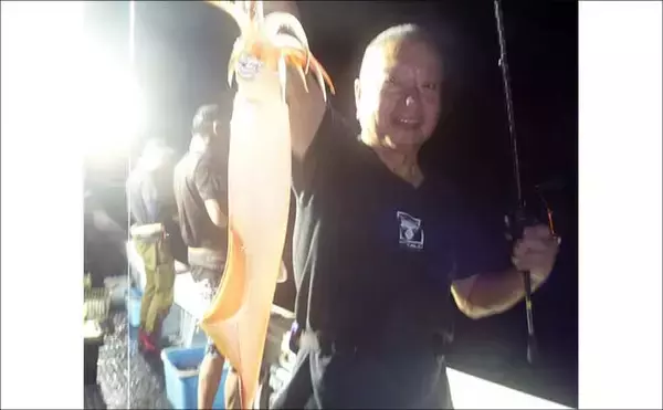 「【沖釣り釣果速報】玄界灘の夜焚きイカ船でケンサキイカ釣る人200尾達成！（福岡）」の画像