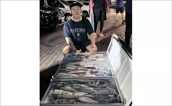 「【沖釣り釣果速報】玄界灘の夜焚きイカ船でケンサキイカ釣る人200尾達成！（福岡）」の画像