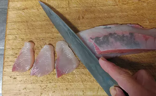 「釣魚で作る「カラダ健やか」レシピ：ヤズの酢洗い　5分締めればOK」の画像