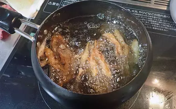 「釣り人的「定番レシピ」：カサゴの唐揚げ　揚げ温度にひと工夫」の画像