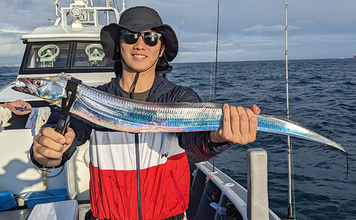 伊良湖沖テンヤタチウオ釣りで指4〜5本級中心にトップ25匹と絶好調！【忠栄丸】