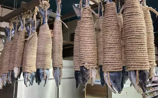 「年末に向けて「新巻鮭」製造が佳境迎える　普通の塩鮭とは何が違う？」の画像