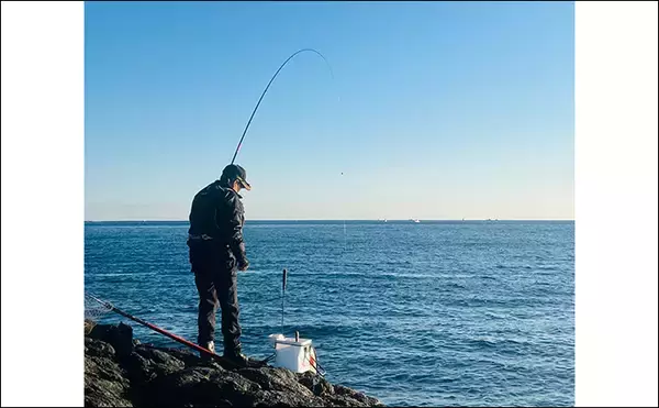 「沖磯フカセ釣りで37cmクロを好捕！【大分・大和丸】30cm級クロは入れ食い」の画像