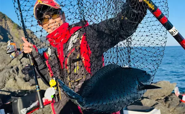 「沖磯フカセ釣りで37cmクロを好捕！【大分・大和丸】30cm級クロは入れ食い」の画像