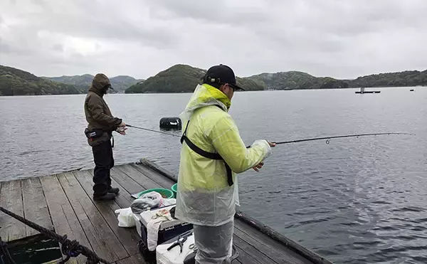 「快適に釣りをしたいならイカダに決まり！ サビキで良型アジが連発【三重】」の画像