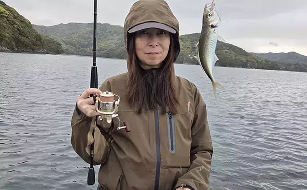 「快適に釣りをしたいならイカダに決まり！ サビキで良型アジが連発【三重】」の画像