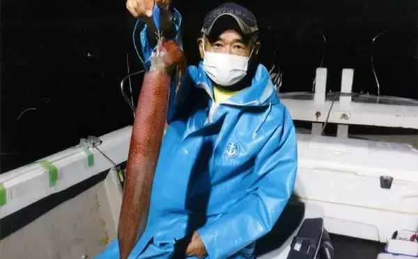 「夜焚きイカ釣りでパラソル交え37尾　潮緩んだタイミングに大型連発」の画像