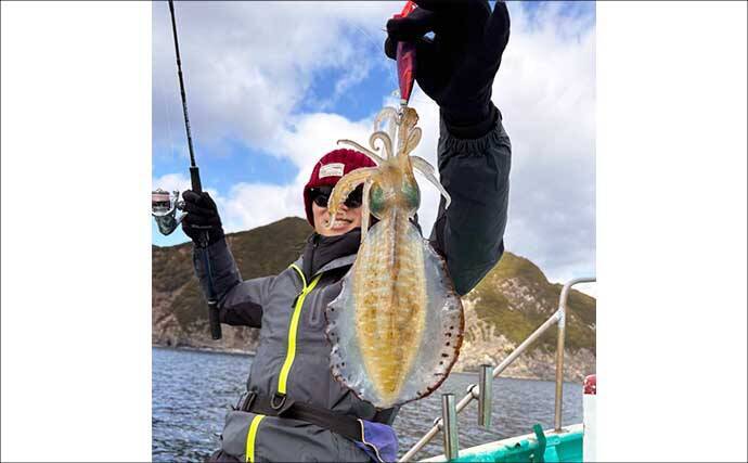 【沖のルアー釣果速報】スルメイカ・アカイカ・ヤリイカの3種好捕！イカメタル夜便が好調（三重）