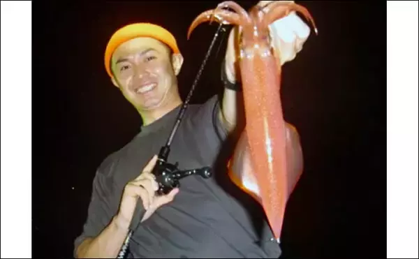 「【釣果速報】夜焚きイカ釣りでダブルトリプル連チャンでクーラー満タン（玄界灘）」の画像