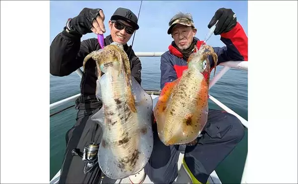 「2kg級の大型アオリイカ乱舞！春のティップランエギング絶好調【オフショアルアー最新釣果9選・三重】」の画像