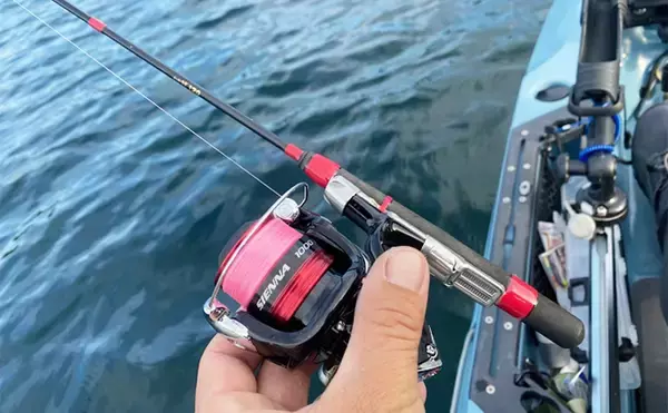 「「ワカサギ釣りと足漕ぎカヤックの相性は想像以上！」大群捉えて入れ食い堪能【芦ノ湖】」の画像