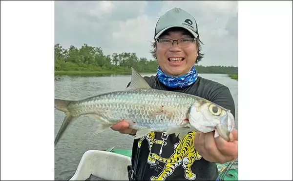 「ゴールドのバラマンディをスリランカで釣る！ ビッグヒット到来で死闘がスタート」の画像
