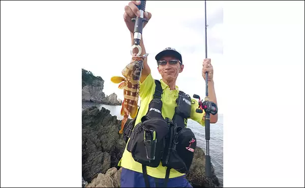 「沖磯でのロックフィッシュゲームで30cm級アカハタ【西伊豆】ブッコミでは定番のウツボも登場」の画像