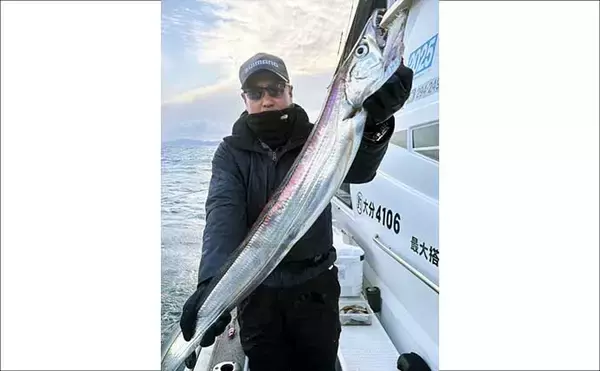 「【沖釣り釣果速報】テンヤタチウオでドラゴン級ヒット！渋い中でも良型主体に土産確保（大分）」の画像