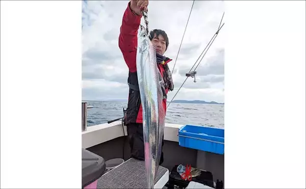 「【沖釣り釣果速報】テンヤタチウオでドラゴン級ヒット！渋い中でも良型主体に土産確保（大分）」の画像