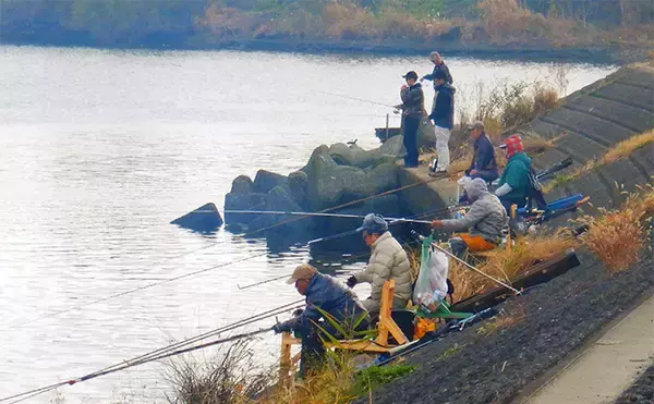 「荒川ハクレン釣りで92cm頭に良型2尾手中！【埼玉】 高活性のボラにはお手上げ？」の画像