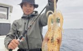沖縄・伊是名島でのボートゲームでアカハタとアオリイカ連打！ パックロッドで挑戦