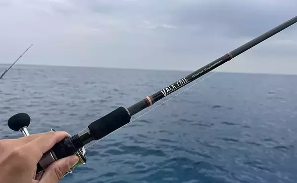 「沖縄・伊是名島でのボートゲームでアカハタとアオリイカ連打！ パックロッドで挑戦」の画像