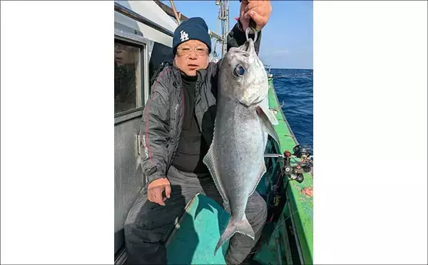 「【沖釣り釣果速報】12kgブリ登場！泳がせ釣りで大物連発の響灘（福岡）」の画像