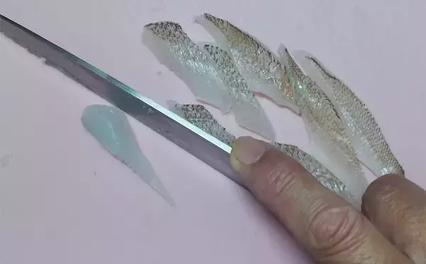 「釣ったキスで作る「アレンジ」レシピ：キスわさ　霜降りがカギ」の画像