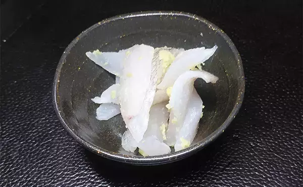 「釣ったキスで作る「アレンジ」レシピ：キスわさ　霜降りがカギ」の画像