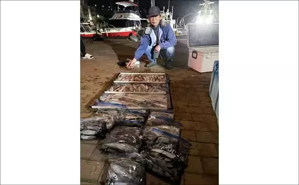 「夜イカシーズン好スタート！釣る人100匹オーバー【夜焚きイカ釣り釣果速報12選・福岡】」の画像
