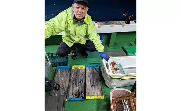 「夜イカシーズン好スタート！釣る人100匹オーバー【夜焚きイカ釣り釣果速報12選・福岡】」の画像