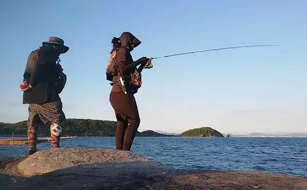 「夫婦で楽しむライトルアーゲームが面白い！　昼も夜も足元だけを狙ってカサゴ連発にキジハタまで登場」の画像