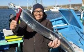 船のルアータチウオゲームでドラゴン級連発【茨城・久保丸】浅場20mをジグヘッド＋ワームで攻略