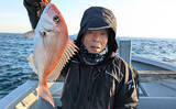 「鳥羽沖のタイラバで45cm級マダイ手中【三重】渋い状況を粘りの釣りで攻略」の画像1