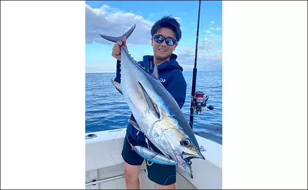 「「待ち伏せ作戦でドカンとヒット！」玄界灘のキャスティングゲームで11.7kgコシナガマグロを手中【福岡】」の画像