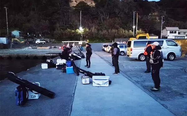 「「これぞ最強タッグ！？」潜水＆釣りで魚を狙い撃ちしてみた　ムツ連打に成功」の画像