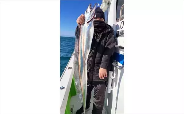 「【沖釣り釣果速報】テンヤタチウオで良型主体にドラゴン級も浮上！冬の好況続く（大分・熊本）」の画像