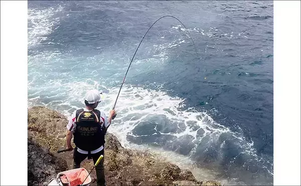 「磯釣りでアカハタ・イサキ・クロ・ハマチと多彩な釣果に大満足！【深島の磯・大分】」の画像