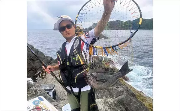 「磯釣りでアカハタ・イサキ・クロ・ハマチと多彩な釣果に大満足！【深島の磯・大分】」の画像