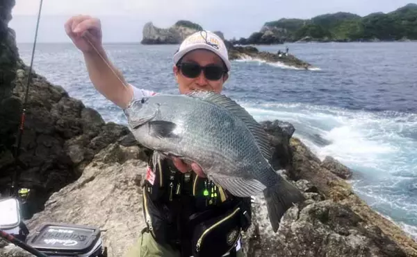 「磯釣りでアカハタ・イサキ・クロ・ハマチと多彩な釣果に大満足！【深島の磯・大分】」の画像
