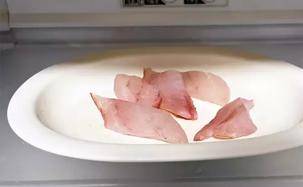 「釣魚で作る「日本の朝ごはん」レシピ：大グロ（メジナ）の一夜干し　皮は剥いでから干そう」の画像