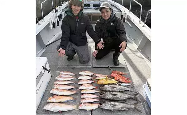 「【沖のルアー釣果速報】ジギングで6.7kg級を頭に極太サワラ乱舞！青物交じりで高活性続く（三重）」の画像