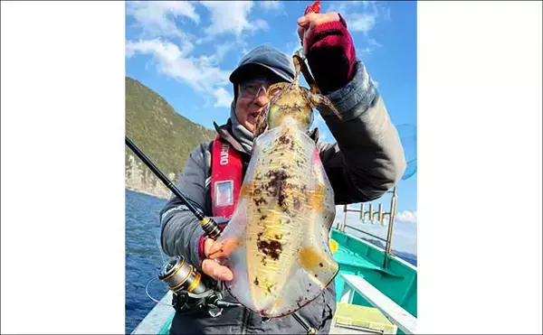 「【沖のルアー釣果速報】ジギングで6.7kg級を頭に極太サワラ乱舞！青物交じりで高活性続く（三重）」の画像