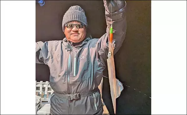 「「ツツイカ3種そろい踏み！」イカメタルゲームでヤリイカ・アカイカ・スルメイカ手中【三重・錦沖】」の画像