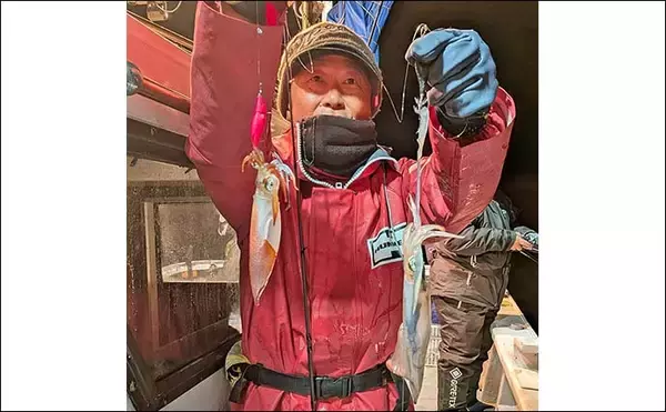 「「ツツイカ3種そろい踏み！」イカメタルゲームでヤリイカ・アカイカ・スルメイカ手中【三重・錦沖】」の画像