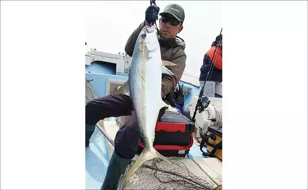 「【沖のルアー釣果速報】玄界灘ジギングで11kgの特大ヒラマサ浮上！（福岡）」の画像