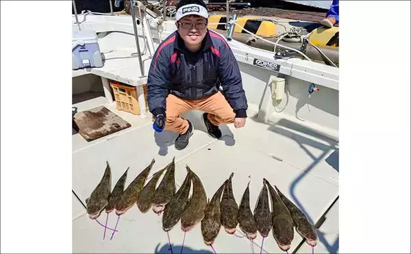 「船マゴチ釣りで60cm筆頭に本命乱舞！エサよりルアーに好反応【第八新西丸・山口】」の画像