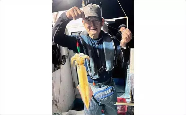 「【夜焚きイカ釣果速報】良型ブドウイカ交じりに釣る人100尾超え（福岡）」の画像