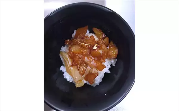 「育児の隙間時間でエギングしたら想定外の大物がヒット！  52cm良型マダイが浮上」の画像