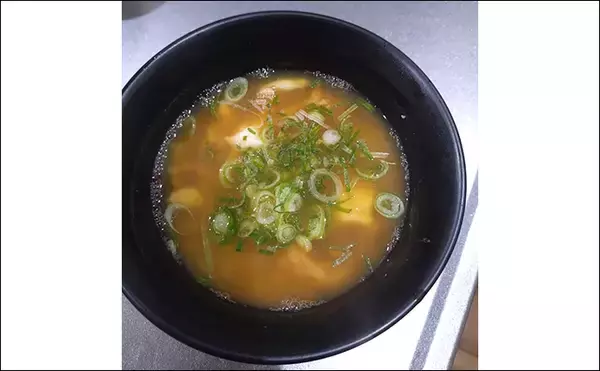 「育児の隙間時間でエギングしたら想定外の大物がヒット！  52cm良型マダイが浮上」の画像